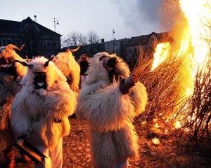 Maszkok, kereplők és a tél búcsúztatása: Megkezdődött a 2026-os Busójárás