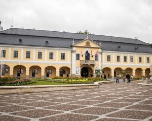 Hivatalosan is átadták a felújított esztergomi Városházát