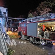 Részben beszakadt egy lángoló csarnoképület Visegrádon