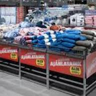Öt forintra árazza le a ruhákat és cipőket az ALDI, ezer forintos kuponokat kapnak a nyugdíjasok