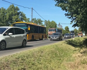 Súlyos buszbaleset Esztergom közelében: Teljes útlezárás a 11-es főúton