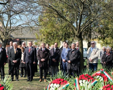 „Hőseink emlékére” – Méltóságteljes megemlékezés Dorogon a forradalom évfordulóján