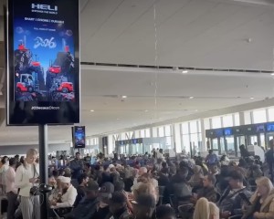 Rendkívüli: Iráni légitámadások érték az Arab-öblöt – Több ezer magyar kért konzuli védelmet