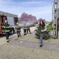 Tűzoltóautóval érkezett a húsvéti locsolás Sárisápon