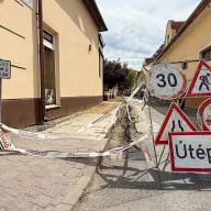 Megújul az Arany János utca járdája Esztergomban