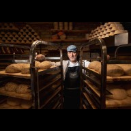 Kovászos kenyér illata költözik a belvárosba: Szabi A Pék érkezik Esztergomba