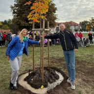 Az idősek fáját ültették el a váci Duna-parton