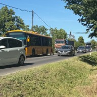 Súlyos buszbaleset Esztergom közelében: Teljes útlezárás a 11-es főúton