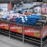 Öt forintra árazza le a ruhákat és cipőket az ALDI, ezer forintos kuponokat kapnak a nyugdíjasok