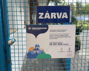 Évekig tartó halogatás ára: Bezáratták az esztergomi strandot, a lakosok a városvezetés alkalmatlanságáról beszélnek