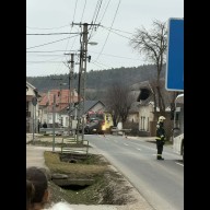 Tetejére borult egy autó Bajóton