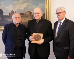 Átadták a Parma Fidei – Hit Pajzsa díjat Erdő Péter bíborosnak