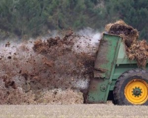 Folytatódnak a mezőgazdasági munkálatok, szervestrágya-szórás várható a térségben
