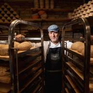 Kovászos kenyér illata költözik a belvárosba: Szabi A Pék érkezik Esztergomba