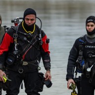 A Palatinus-tó mélyére vitték a feldíszített és fényfüzérrel díszített karácsonyfát