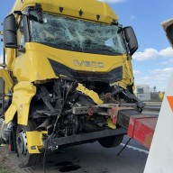 Kamionbaleset az M1-esen: Jelentős a torlódás Mocsa térségében