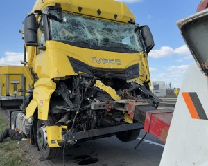 Kamionbaleset az M1-esen: Jelentős a torlódás Mocsa térségében