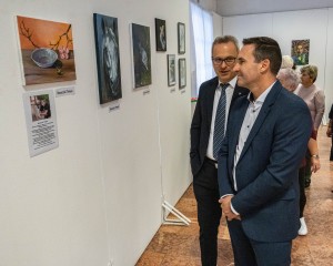 Richter-dolgozók alkotásaiból nyílt kiállítás Dorogon