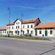 Az esztergomi vasútállomás várótermében őrjöngött a férfi, fogházbüntetésre ítélte a bíróság