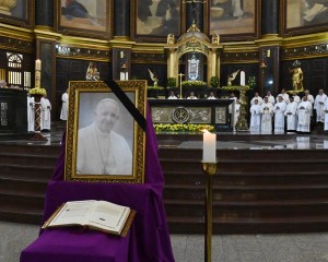 Ferenc pápa halálának első évfordulójára készül ma a Vatikán és Róma