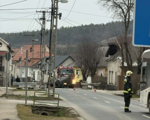 Tetejére borult egy autó Bajóton