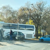 Baleset Esztergomban: Két autó ütközött a Dobogókői úton, hatalmas a dugó