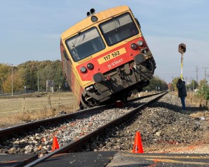 Személyvonattal ütközött egy autó Nyergesújfalunál