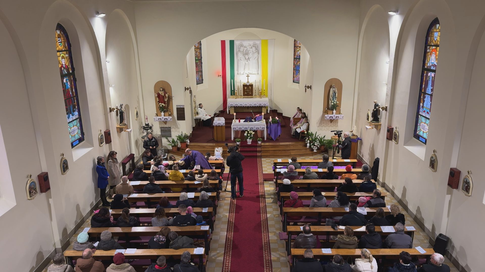 Szentmise az Esztergom-Kertvárosi Szent István Király Templomból  2025.12.21.