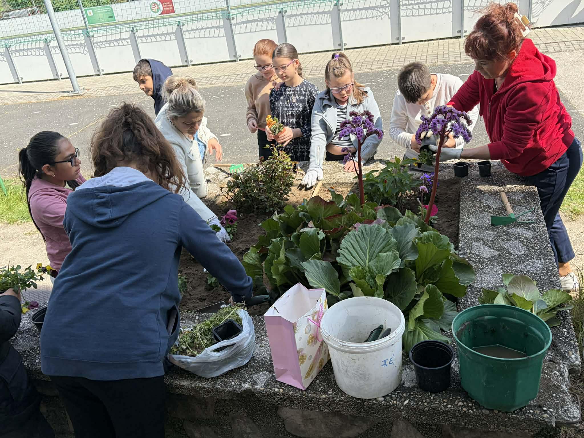 Közel 200 virágot ültettek a Föld napján a Meszlényi iskolában
